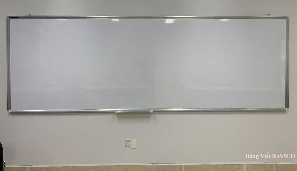 Bảng trắng viết bút lông treo tường lớp học