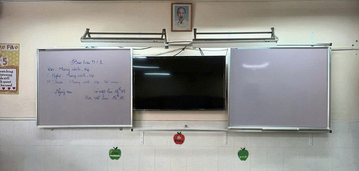 bảng trắng viết bút lông trượt ngang