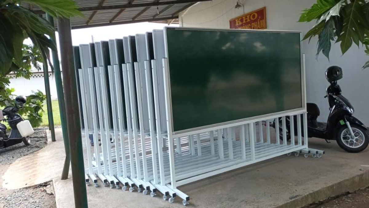 Bảng trường học có chân